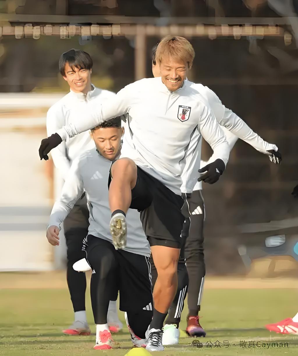 包含日本球队凭借优势，成功晋级亚洲足球杯的词条