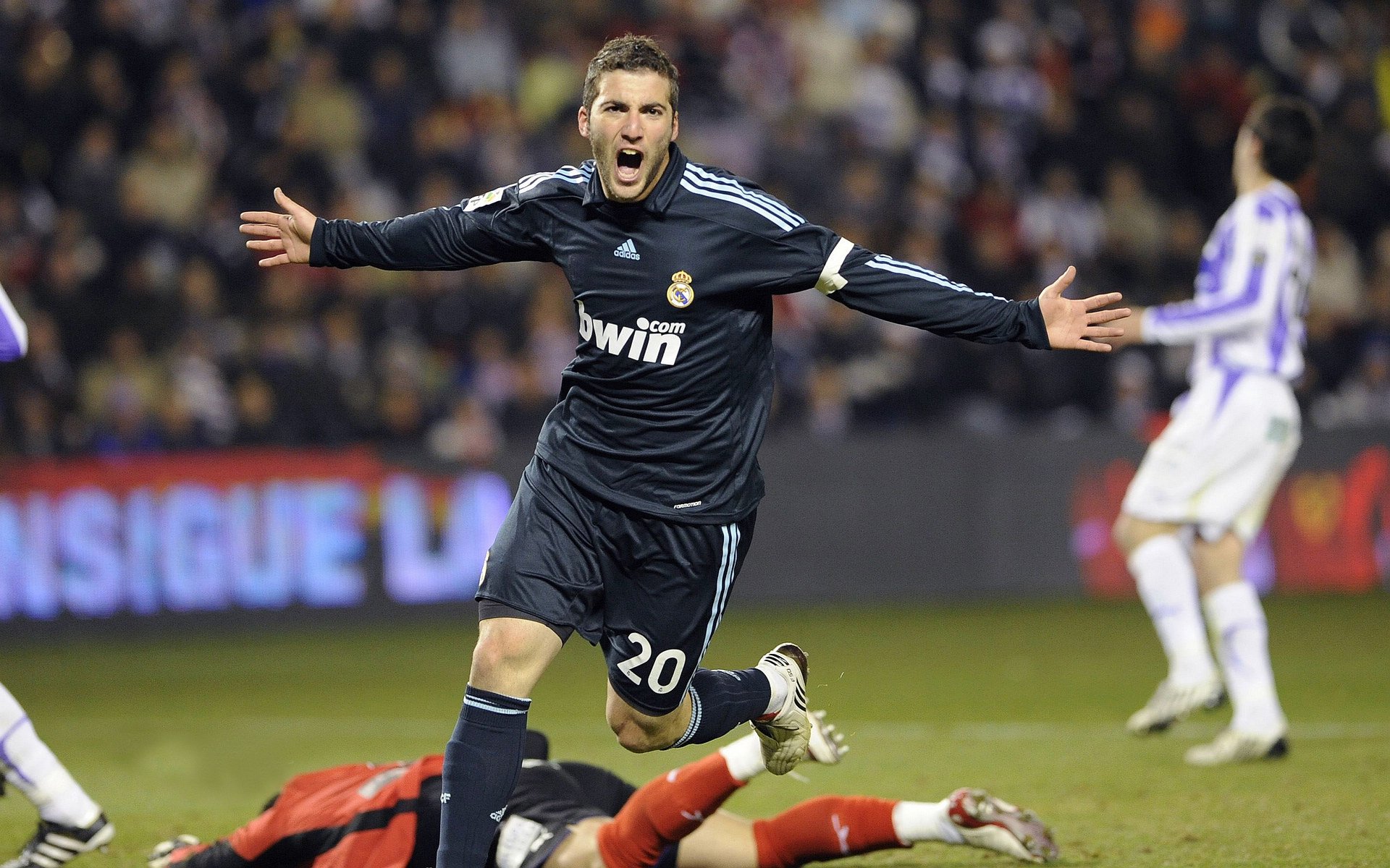 德甲争冠战焦点战，上海队终结鹈鹕，体育跨界叙事下的激情与意外