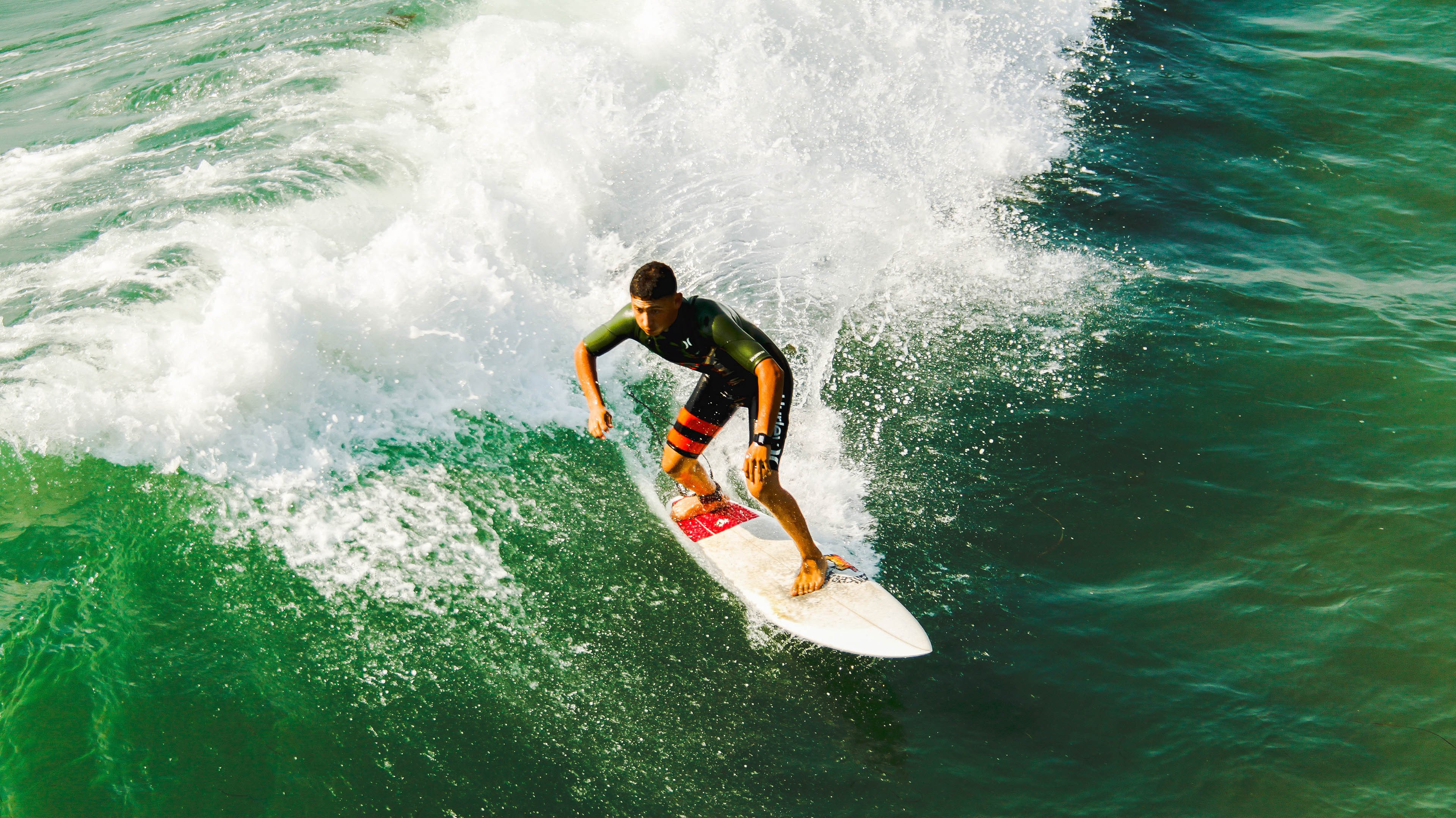 赛道逆袭,汉密尔顿领衔梅赛德斯绝地反击,力压红牛二队夺胜