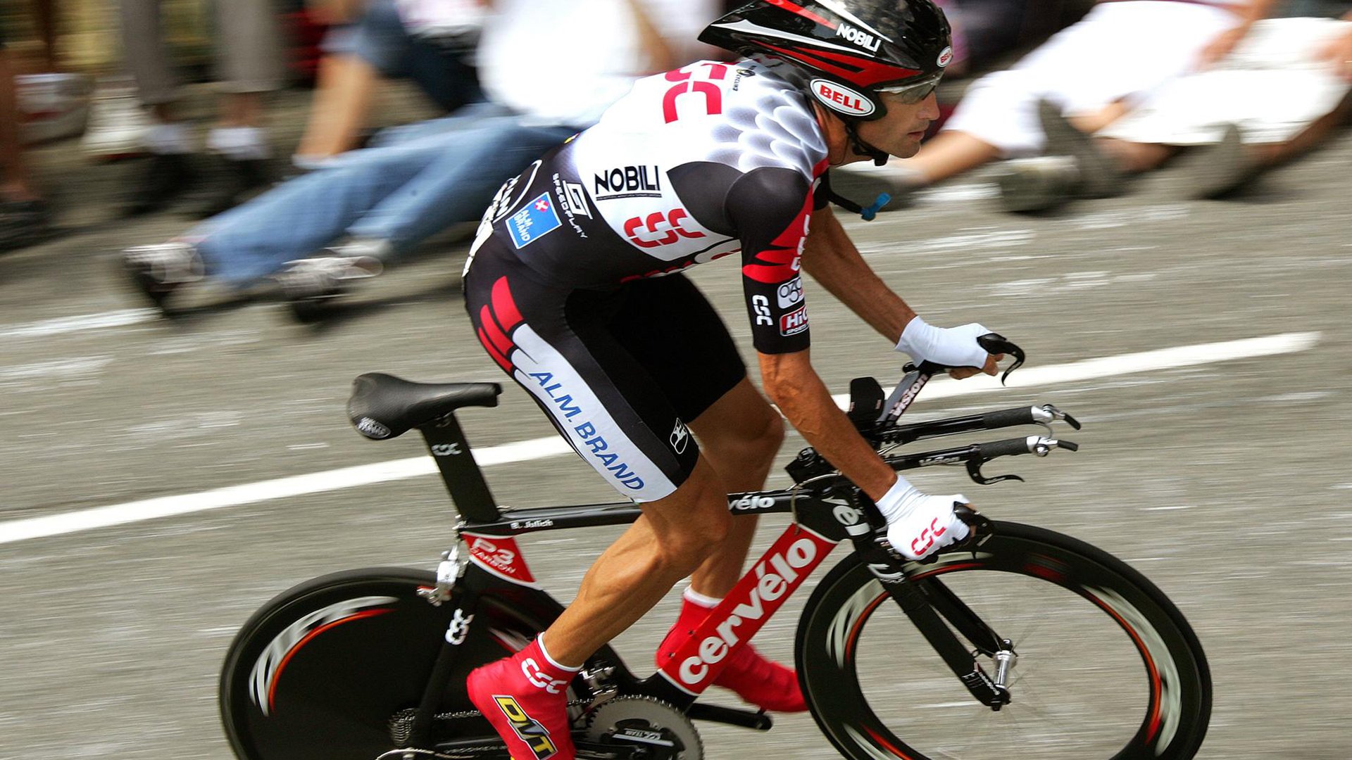 赛道逆袭,汉密尔顿领衔梅赛德斯绝地反击,力压红牛二队夺胜